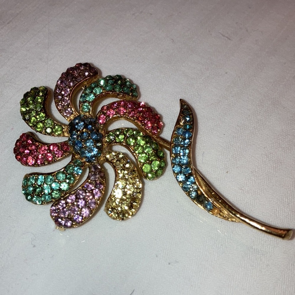 VTG Pastel RAINBOW RHINESTONE FLOWER PIN/Brooch by HOLLYCRAFT